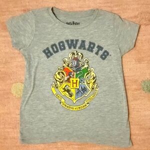 ♥️EUC♥️ Warner Bros Gray Hogwarts Crest Short Sleeve Tee
